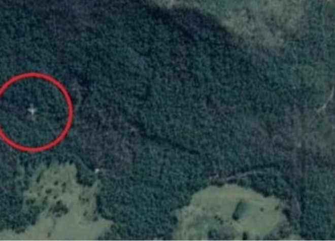 Hình ảnh cho thấy vật thể giống máy bay xuất hiện giữa rừng tại Australia. Ảnh - Google Maps