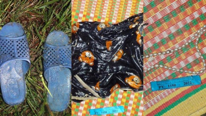 Đồ vật được công an tìm thấy tại hiện trường cụ bà tử vong ở đồng Rắn, thôn Cả, xã Đông Xuân, huyện Sóc Sơn