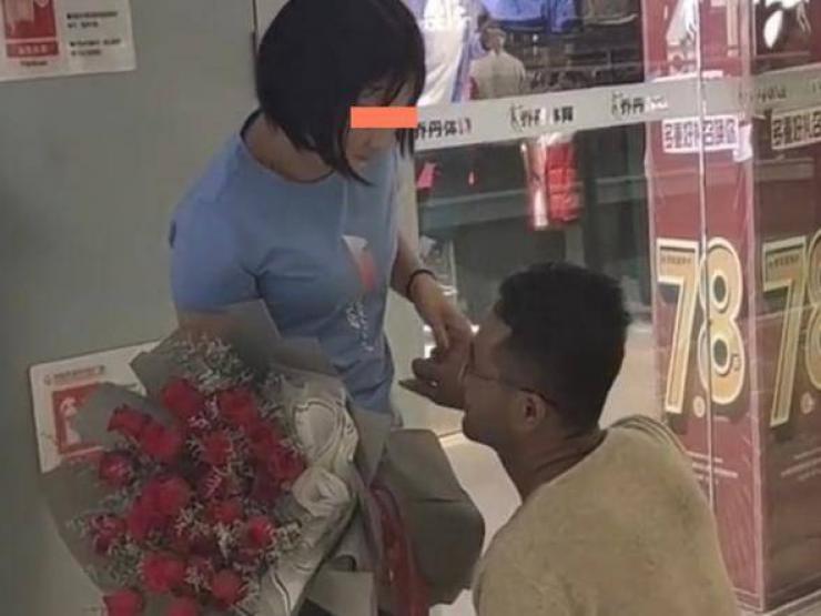 Bạn trẻ - Cuộc sống - Được chàng trai quỳ gối cầu hôn, cô gái xấu hổ nói dối 'đã có chồng'