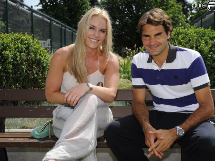 Tennis 24/7: Federer ”đốn tim” bồ cũ của Tiger Woods, Djokovic đón tin buồn