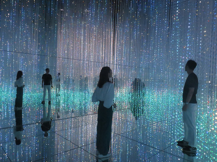 Thế giới pha lê: Crystal World mang đến cho bạn trải nghiệm như bước ra ngoài không gian với những ánh sáng chuyển động như những vì sao. Tường, trần và sàn đều được ốp bằng gương, tạo cảm giác vô hạn trong không gian này.
