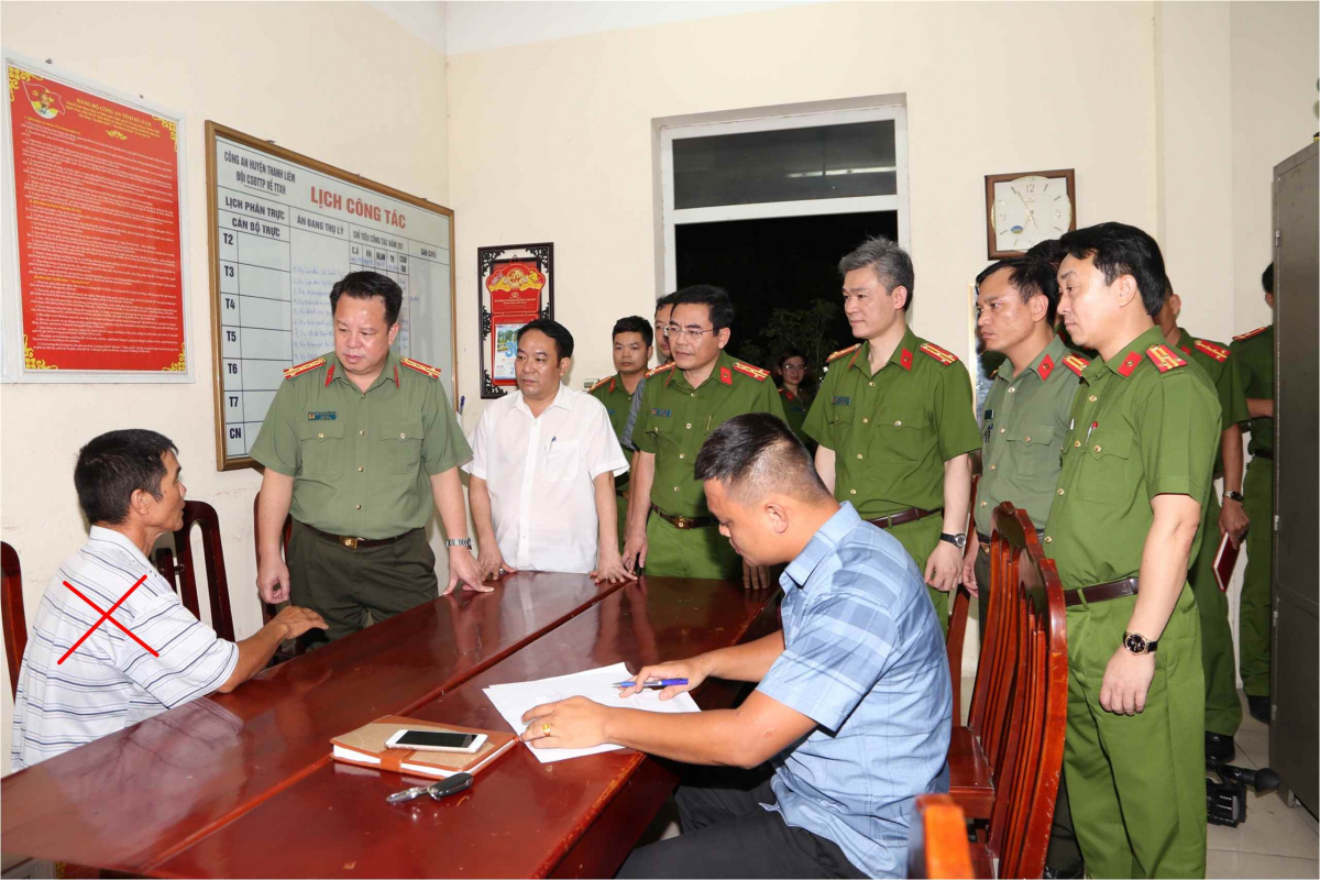 Đại tá Nguyễn Quốc Hùng - Giám đốc Công an tỉnh Hà Nam trực tiếp chỉ đạo lấy lời khai đối tượng Lâm.