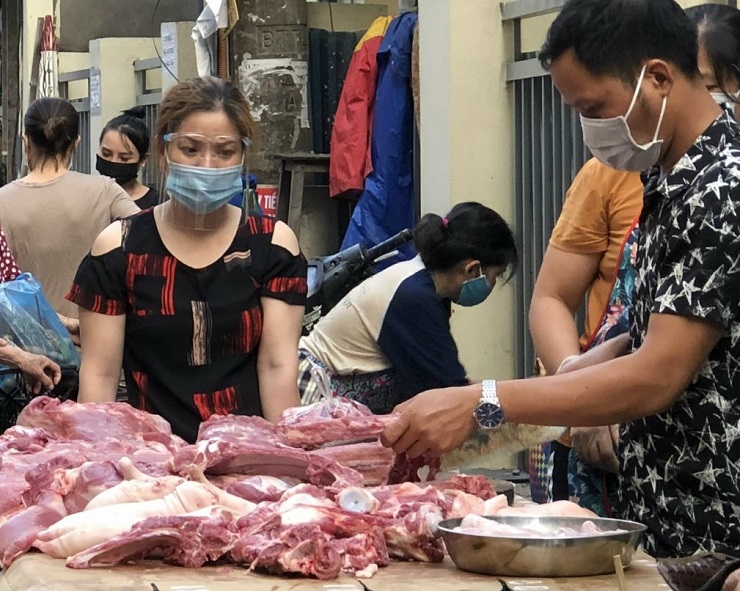 Thịt lợn tại chợ truyền thống đang ở mức từ 130-150 nghìn đồng/kg, tuỳ loại.