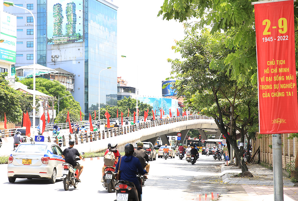 Hà Nội rộn ràng không khí chào mừng những ngày lễ lớn - 10