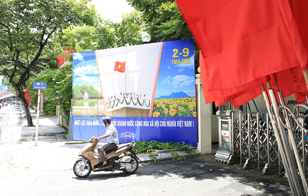 Hà Nội rộn ràng không khí chào mừng những ngày lễ lớn - 11