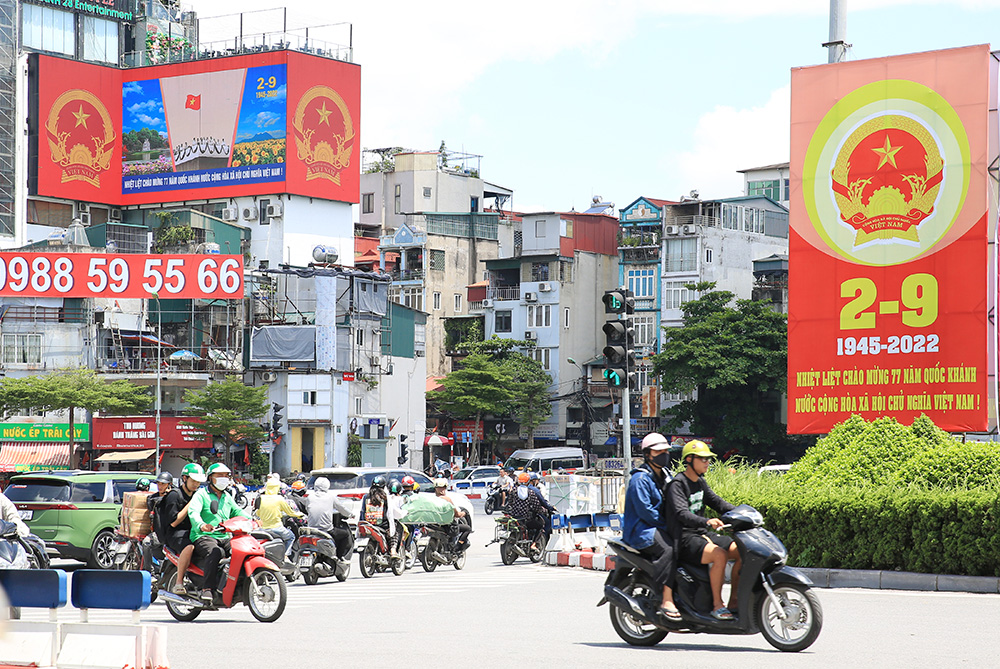 Hà Nội rộn ràng không khí chào mừng những ngày lễ lớn - 4