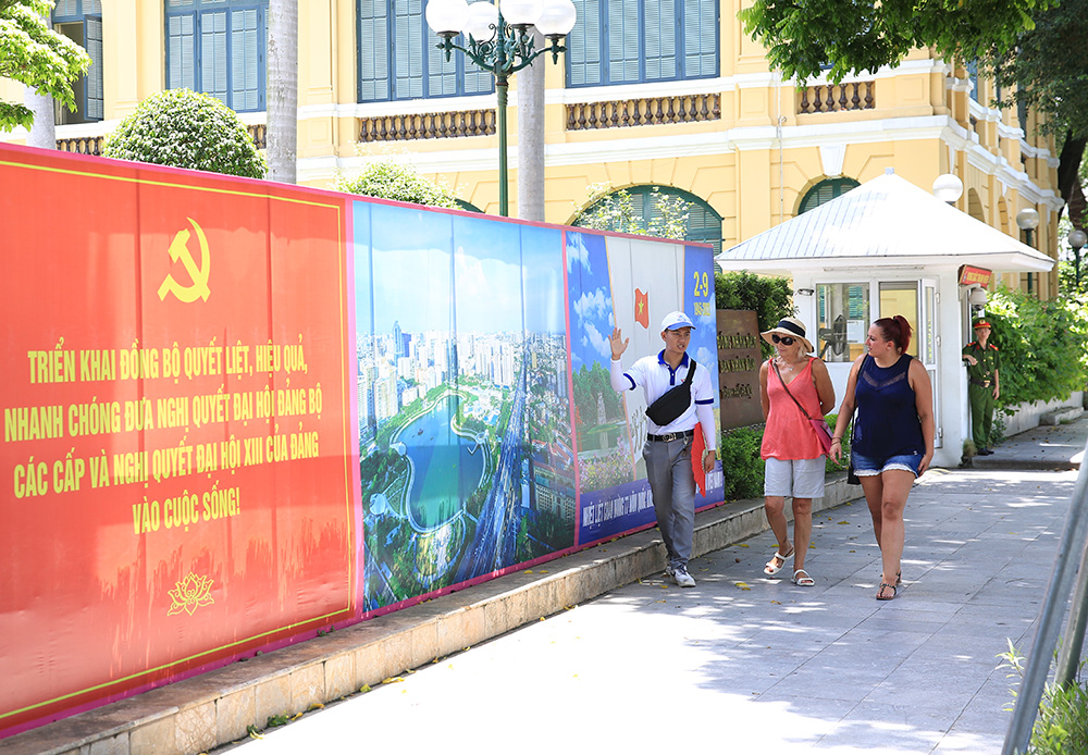 Hà Nội rộn ràng không khí chào mừng những ngày lễ lớn - 5