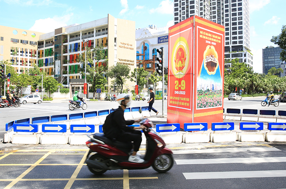 Hà Nội rộn ràng không khí chào mừng những ngày lễ lớn - 6