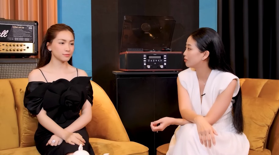 Hòa Minzy chia sẻ với MC Liêu Hà Trinh tại chương trình