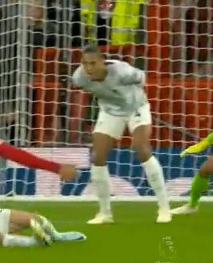 Van Dijk đứng khoanh tay và để Sancho thoải mái ghi bàn mở tỷ số cho MU trận thắng Liverpool 2-1