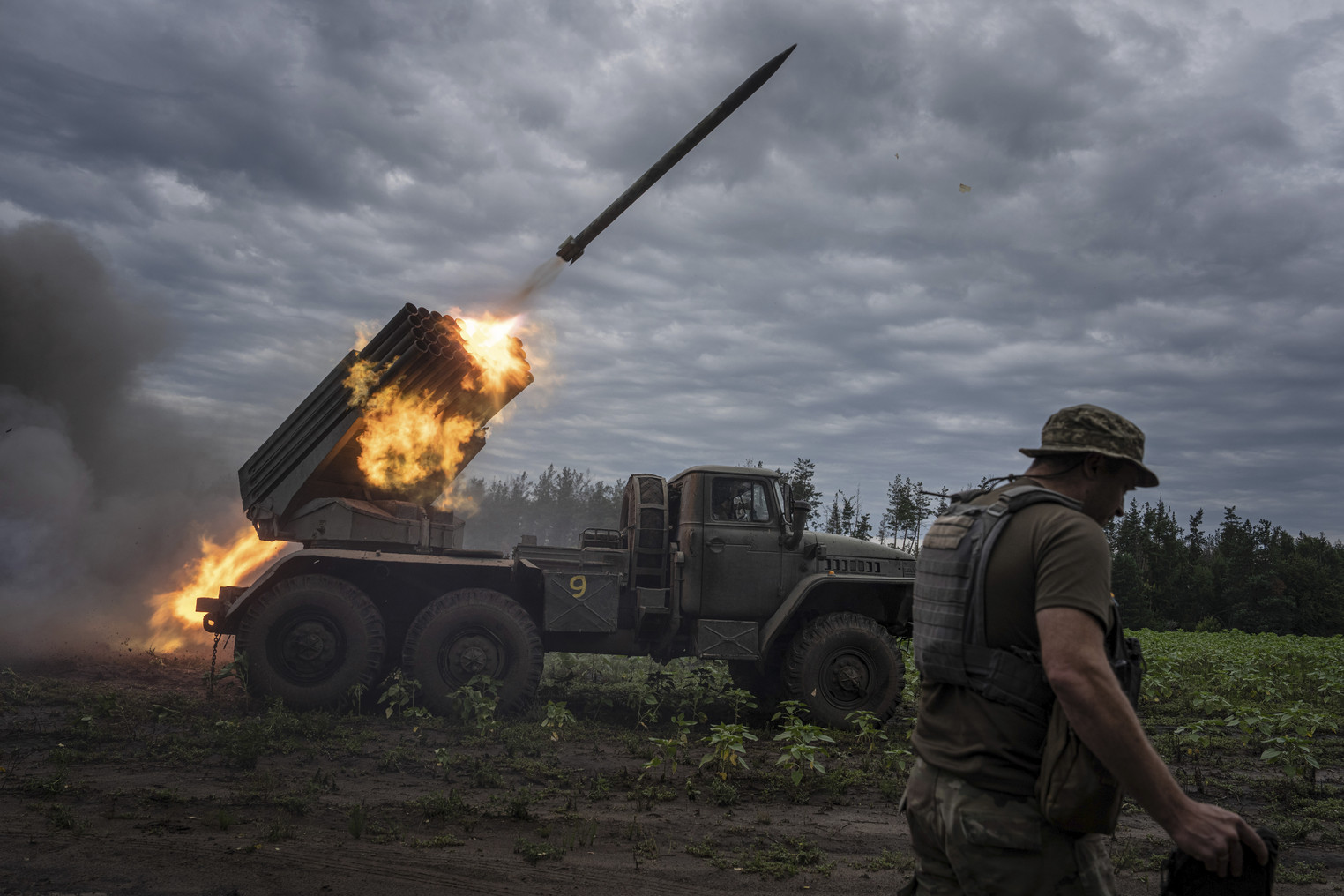 Binh sĩ Ukraine khai hỏa pháo phản lực trong giao tranh với Nga.