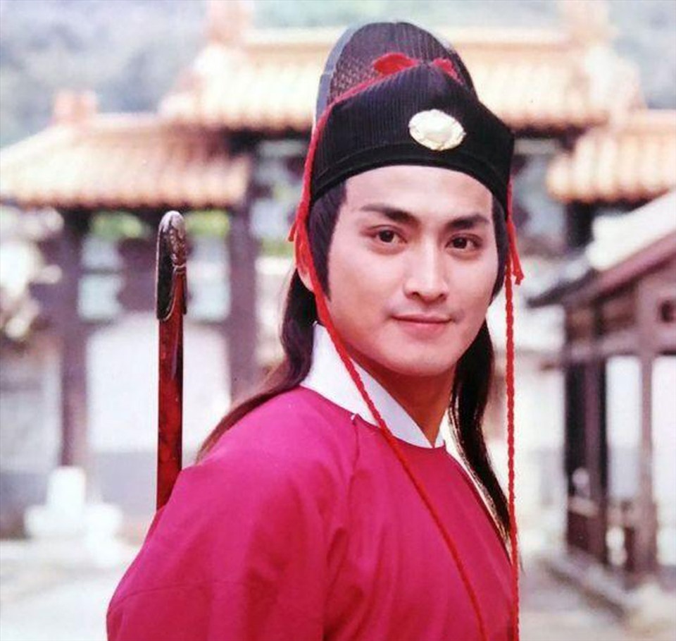 Hà Gia Kính nổi danh với vai diễn Triển Chiêu trong phim "Bao Thanh Thiên" bản năm 1993