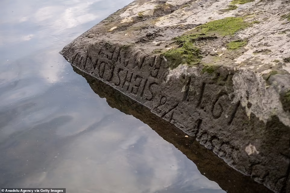 “Tảng đá đói” trên sông sông Elbe (ảnh: Daily Mail)