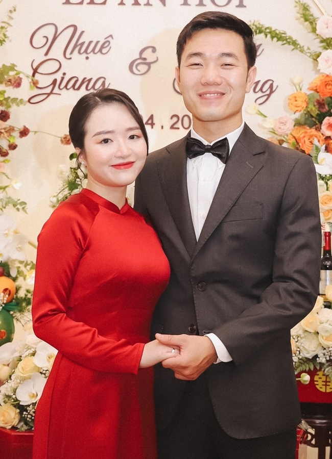Lương Xuân Trường và Nhuệ Giang đã tổ chức lễ ăn hỏi vào ngày mùng 9/04/2021. Nhuệ Giang hạ sinh con gái đầu lòng vào hồi tháng 6 vừa qua. 
