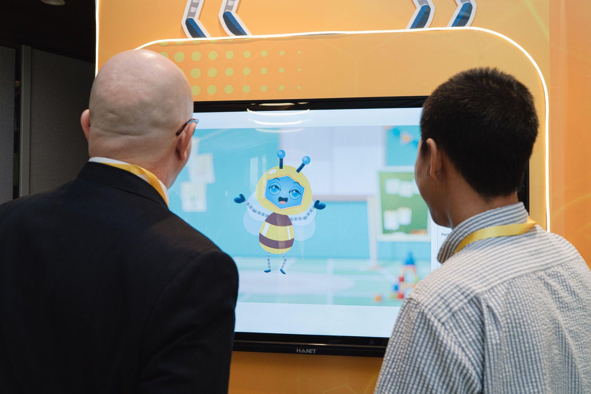 Nhân vật Teacher Bee xuyên suốt toàn bộ giáo trình như một giáo viên ảo