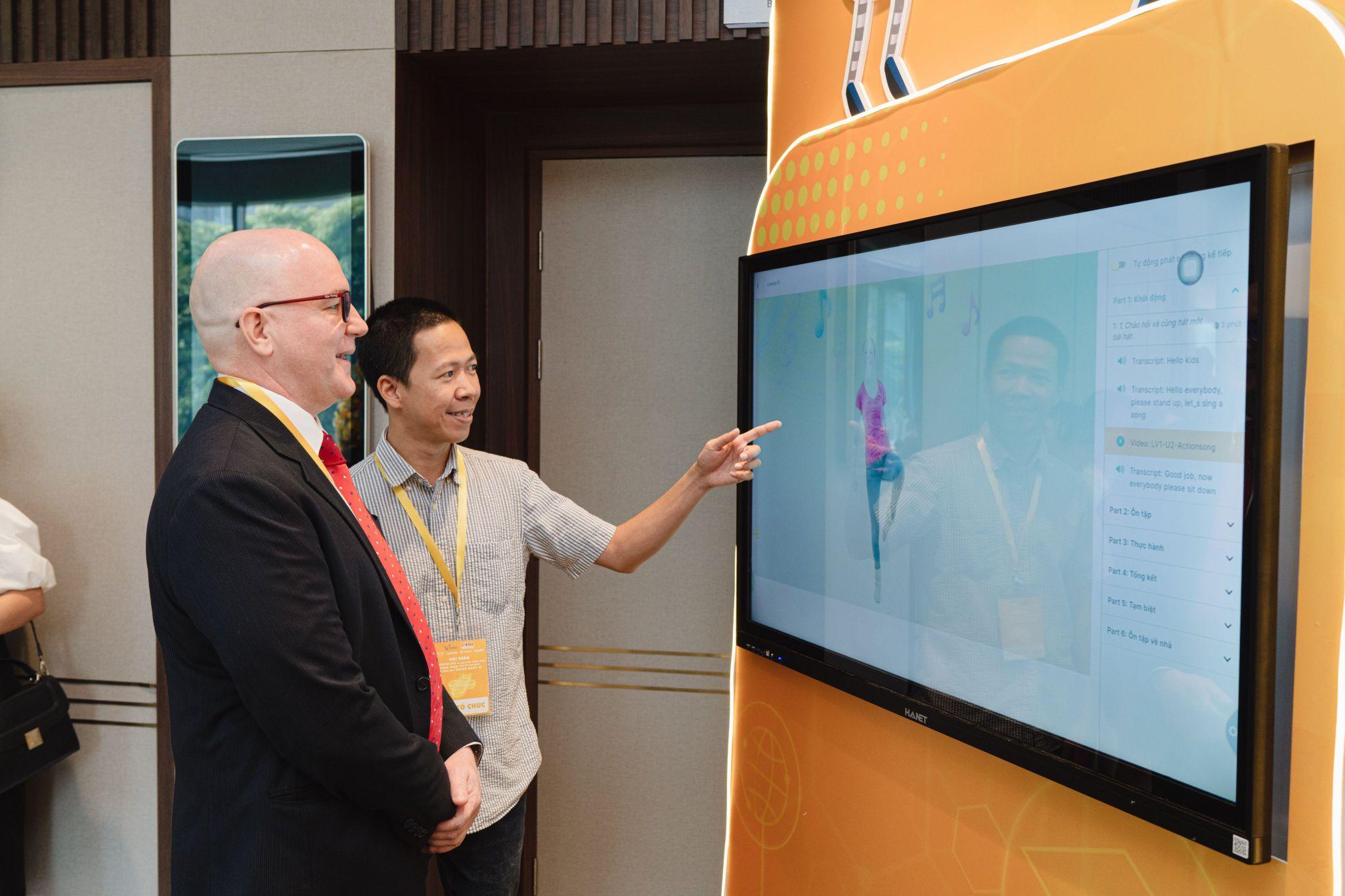 Trải nghiệm học tiếng anh thông qua màn hình cảm ứng