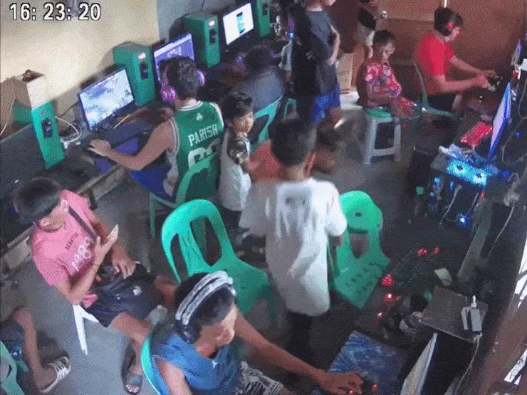 Công nghệ thông tin - Clip: Game thủ "tâm bất biến" ngồi trong quán nét khi có động đất