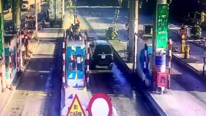 Ô tô con tông hỏng barie tại trạm thu phí Túy Loan, cao tốc Đà Nẵng - Quảng Ngãi