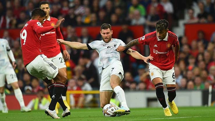 Cặp Varane - Martinez có thể là hướng đi của MU mùa giải này