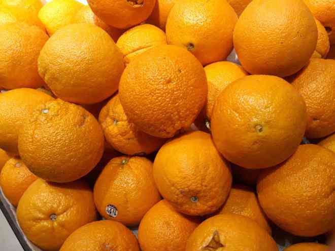 Trái cây họ cam quýt giàu vitamin C có thể giúp kiểm soát vi khuẩn. Ảnh: NHẬT LINH
