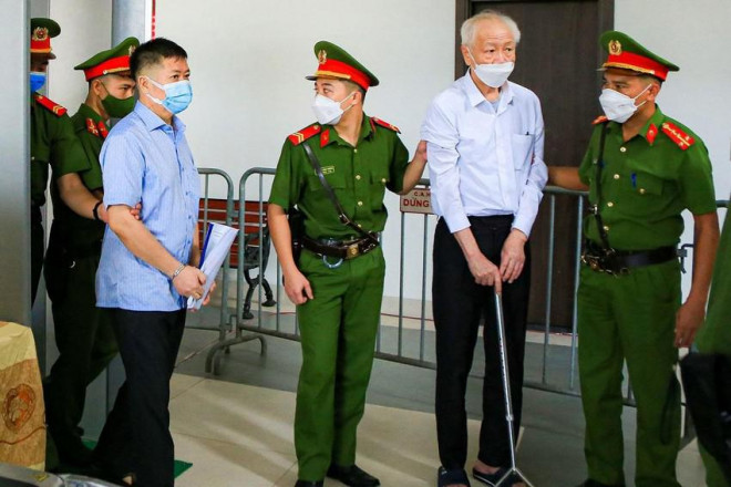 Bị cáo Nguyễn Văn Minh (chống gậy) tại tòa. Ảnh: UYÊN TRANG
