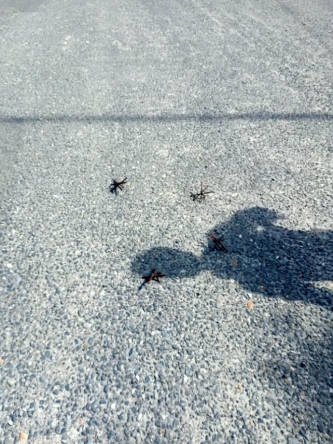 Số cầu gai bằng đinh thép bị vứt vương vãi trên đường Khúc Thừa Dụ, quận Sơn Trà, TP Đà Nẵng