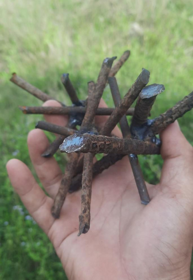 Những quả cầu gai sẵn sàng "ăn" lốp xe, nguy cơ xảy ra tai nạn khi xe cán phải là rất lớn