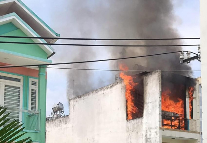 Căn nhà bất ngờ bùng cháy khiến người dân hoảng loạn tháo chạy. Ảnh: HT