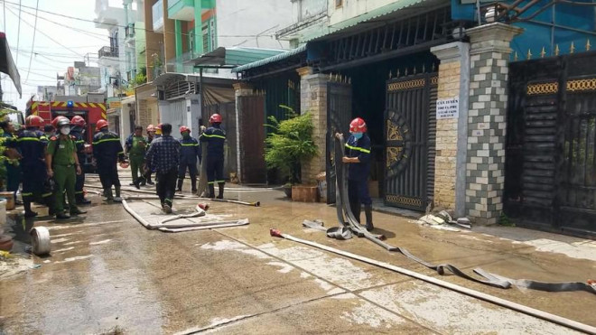 Cảnh sát PCCC nhanh chóng có mặt khống chế đám cháy. Ảnh: HT