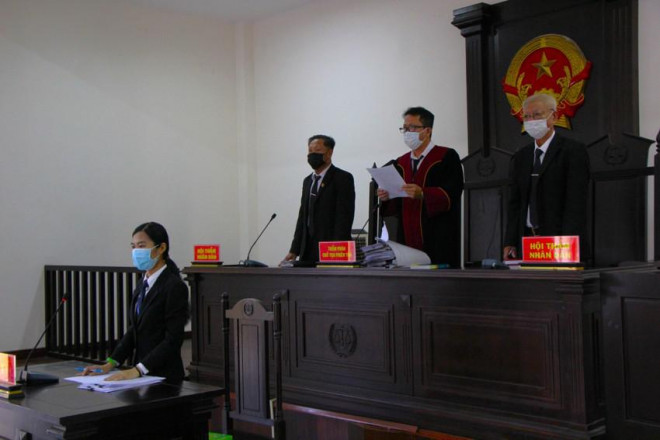 HĐXX do thẩm phán Phan Hùng Vương ngồi ghế chủ tọa. Ảnh: MINH CHUNG