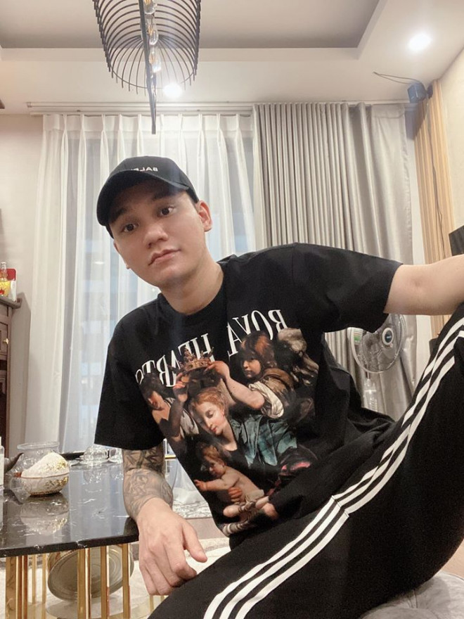 Ngoài cát-xê đi hát, Khắc Việt có thu nhập lớn
từ công việc sáng tác nhạc.