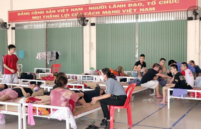 Những người trốn khỏi casino ở Campuchia được bố trí ăn nghỉ tại Trung tâm Văn hóa và học tập cộng đồng xã Đa Phước.