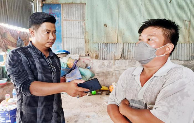 Phóng viên phỏng vấn ông Lê Bình Hổ - người chạy vỏ lãi ra sông hỗ trợ những người trốn chạy khỏi casino ở Campuchia.