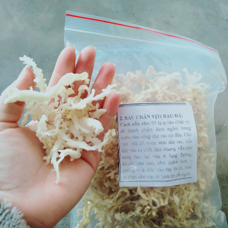 Rau đá biển phơi khô&nbsp;được bày bán rộng rãi trên các sàn thương mại điện tử, đóng gói thành túi 200gr với mức giá dao động 150.000 - 200.000 đồng, tức mỗi kg có giá 800.000 đồng/kg
