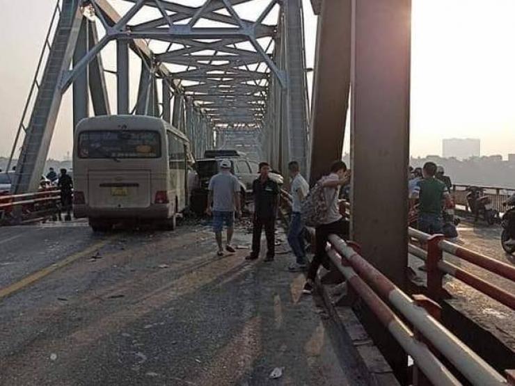 Tin tức trong ngày - 6 ô tô tông liên hoàn, cầu Chương Dương ùn tắc kéo dài