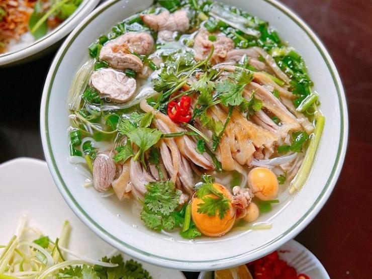 Thị trường - Tiêu dùng - Giá xăng giảm 5 lần liên tiếp nhưng bát phở đầu ngõ vẫn 50 nghìn đồng không giảm