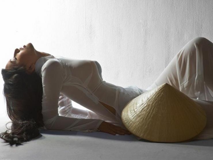 Thời trang - Mai Phương Thúy, Hoàng Thùy Linh dính tai tiếng vì áo dài "xuân thì", "quên quần"