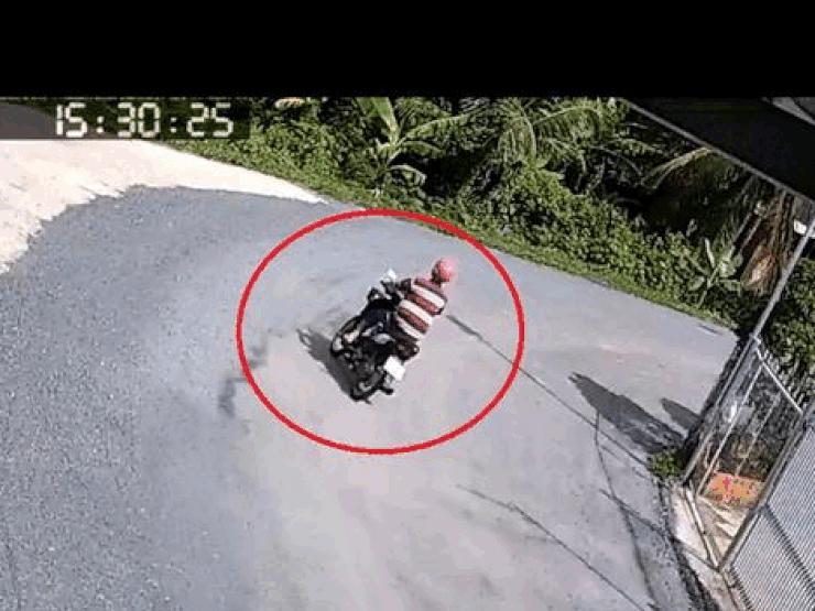 Clip: Vào cua bất ổn, lái xe máy bị rơi vào “miệng thần rừng”