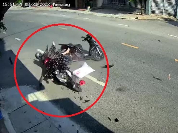 Tin tức trong ngày - Clip: 2 nữ “ninja” đi xe máy đối đầu cực mạnh và cái kết may mắn