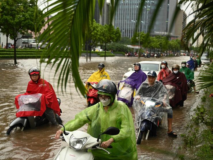 Mưa từ đêm đến sáng nhấn chìm đường phố Hà Nội