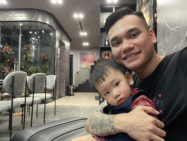 Trên trang cá nhân, Khắc Việt đăng ảnh về
không gian nhà mới và chia sẻ khoảnh khắc vui vẻ bên con cái.