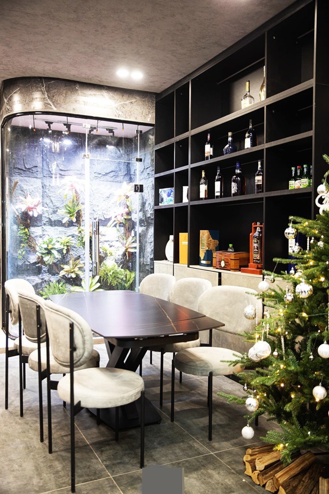 Gam màu trầm chủ đạo xuyên suốt, căn nhà mới
của Khắc Việt tăng thêm vẻ đẹp hiện đại bởi một tủ rượu vang màu
đen.