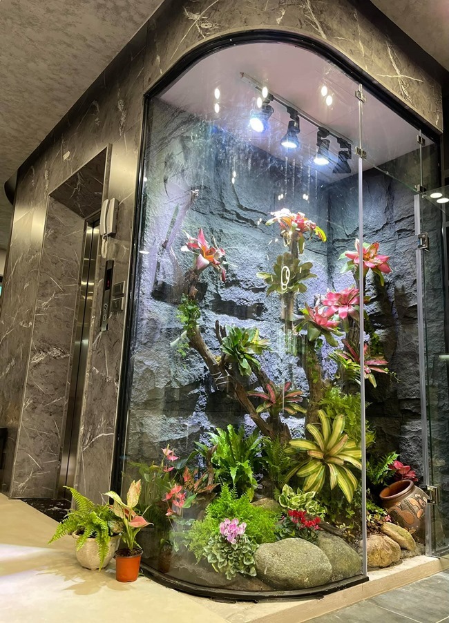 Khắc Việt yêu thích cây cảnh khi dành hẳn một
không gian riêng cho thảm thực vật xanh khoe sắc. Ngay bên cạnh
không gian xanh, thiết kế cầu thang máy tiện nghi gây chú ý.