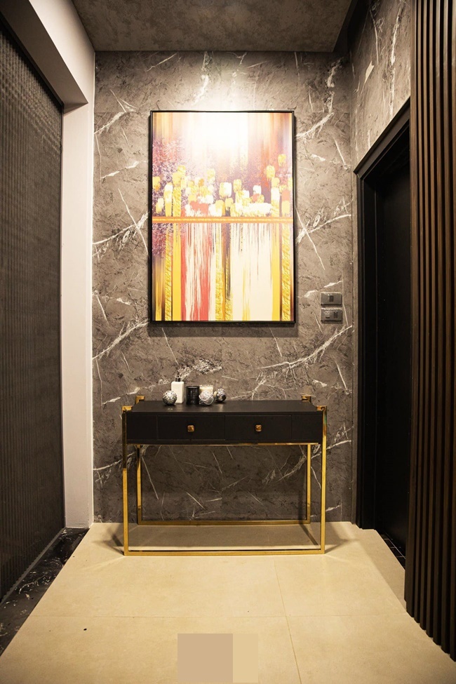 Những bức tranh nghệ thuật màu sắc sặc sỡ
tưởng như đối lập với tông màu trầm nhưng lại góp phần tạo nên
không gian gần gũi, mới lạ.