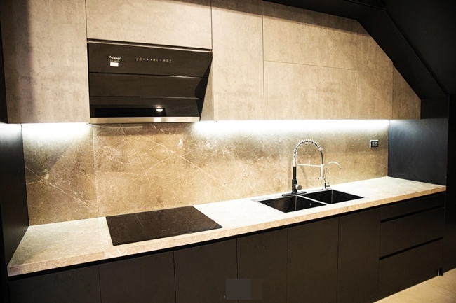 Phòng bếp theo phong cách hiện đại đang được
hoàn thiện dần. Những thiết bị, đồ dùng trong nhà mới của Khắc Việt
thường có thiết kế tối giản và ưu ái tính tiện nghi.