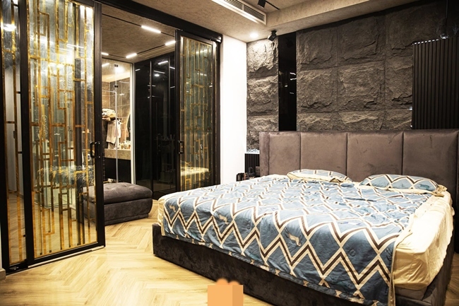 Phòng ngủ được thiết kế đơn giản với những vật
dụng cần thiết nhưng thể hiện sự sáng tạo với họa tiết trang trí
độc đáo. Được thiết kế mở với những phòng khác giúp không gian của
phòng ngủ trở nên thoáng đãng hơn.