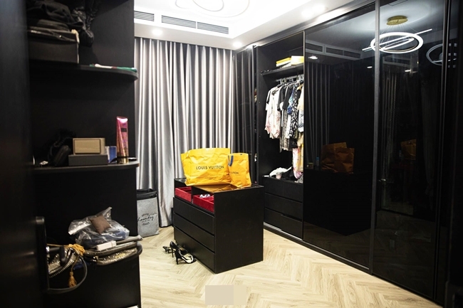 Phòng thay đồ với tông màu đen cùng thiết kế
tối giản.