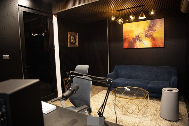 Khác với gam màu trầm xuyên suốt căn nhà,
phòng làm việc của nam ca sĩ nổi bật hơn với những gam màu rực rỡ.
Những chiếc đèn treo nhiều hình dạng khác nhau, bức tranh phối màu
đa sắc.