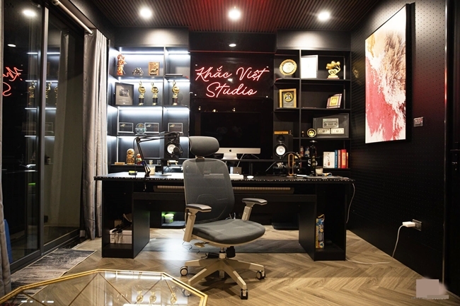 Hay điểm thêm tông hồng, vàng, cam từ những
họa tiết trang trí khác giúp căn phòng trở nên nổi bật hơn.