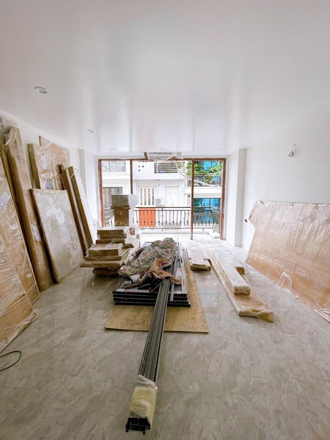 Bên trong đầy ánh sáng.